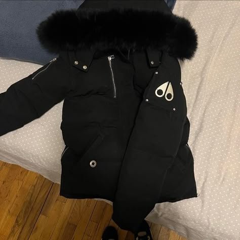 USA Fashion and Lifestyle: Trendy Apparel, Comfortable Hoodies, and Contemporary Living