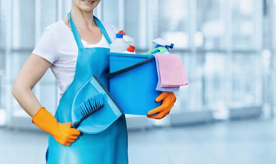 كيف يتم التعامل مع الأوساخ المتراكمة داخل الكنب؟